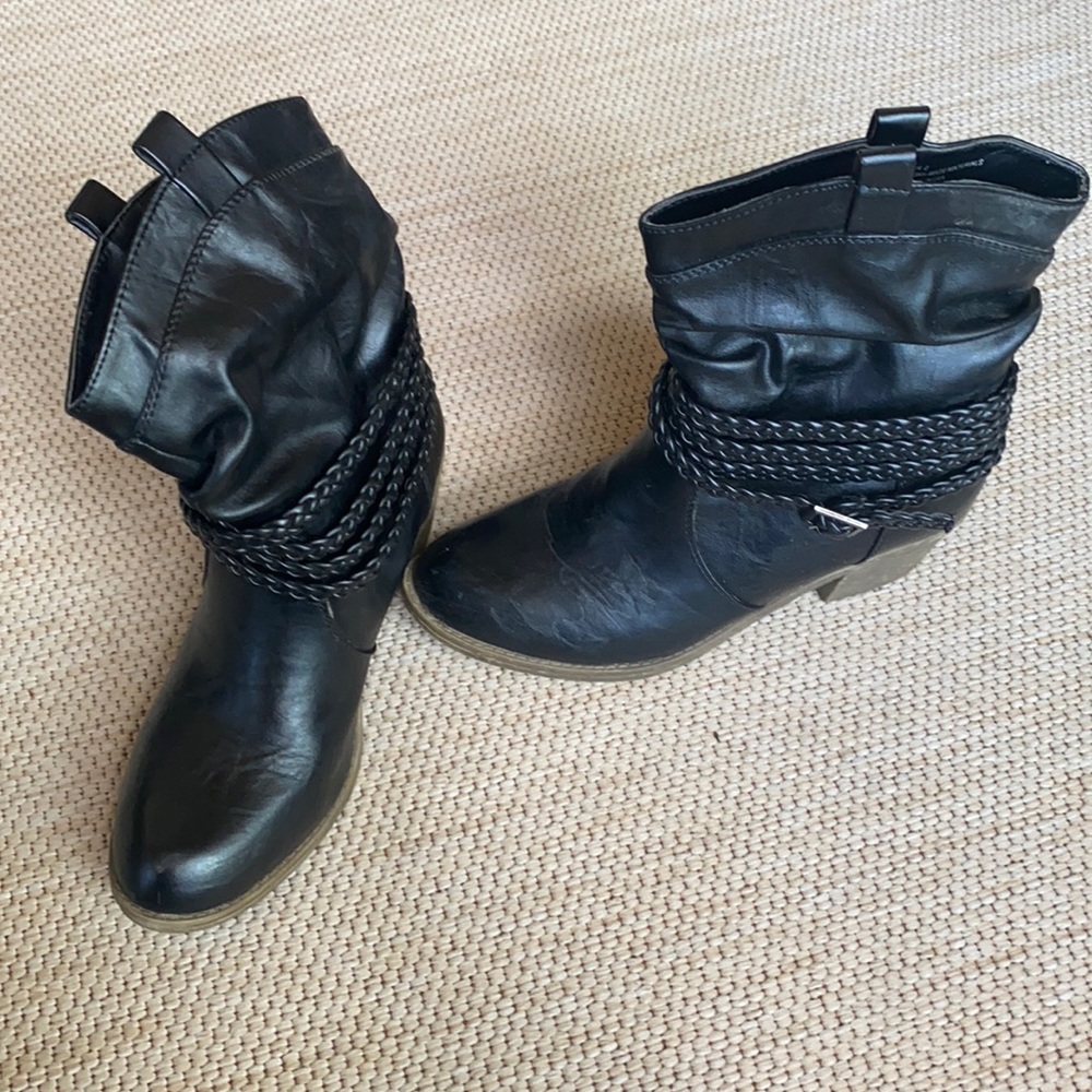 New @ttitude Size 8 Black Booties